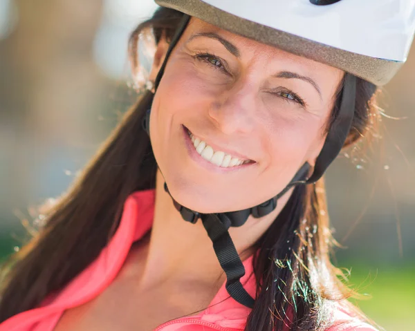 Bisikletçi kadın Close-Up — Stok fotoğraf