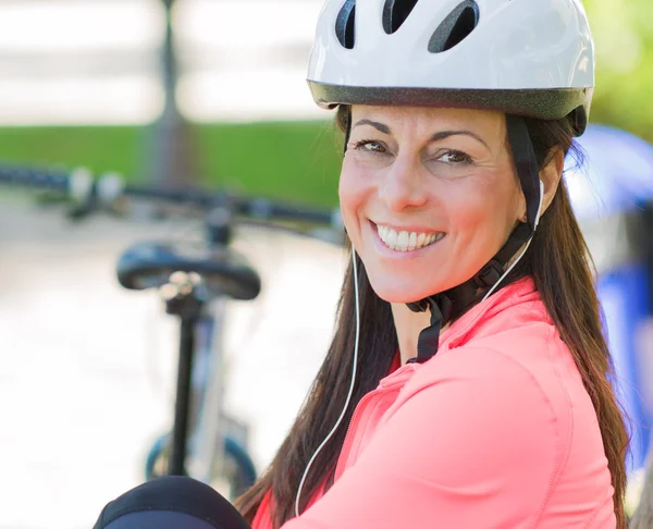 Ciclista donna ascolto musica — Foto Stock