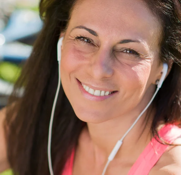 Gelukkige vrouw luisteren naar muziek — Stockfoto