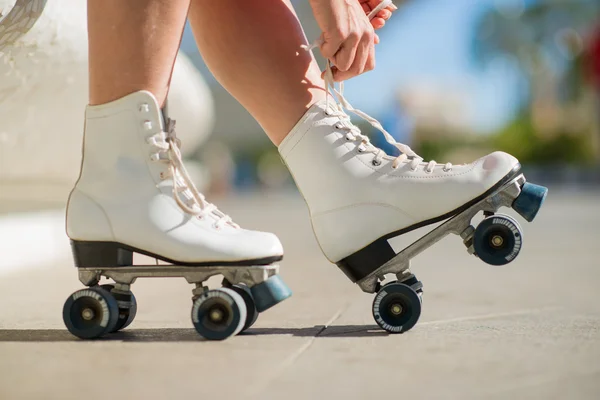 Primer plano de las piernas con zapato de patinaje sobre ruedas — Foto de Stock