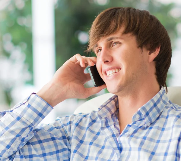 Jeune homme parlant sur son téléphone portable — Photo