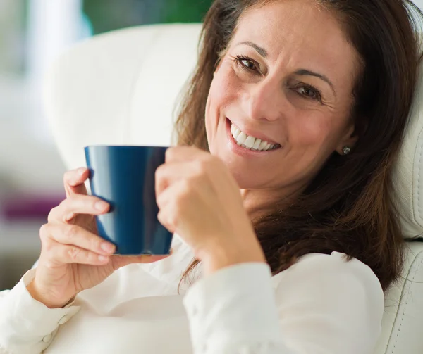 Ευτυχής ώριμη γυναίκα που πίνει καφέ — Φωτογραφία Αρχείου