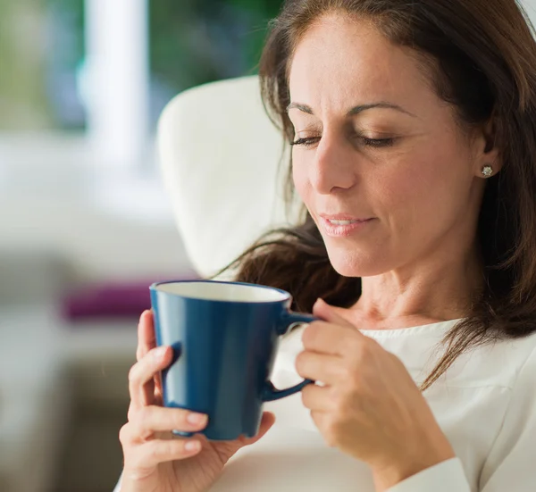Glad mogen kvinna dricker kaffe — Stockfoto