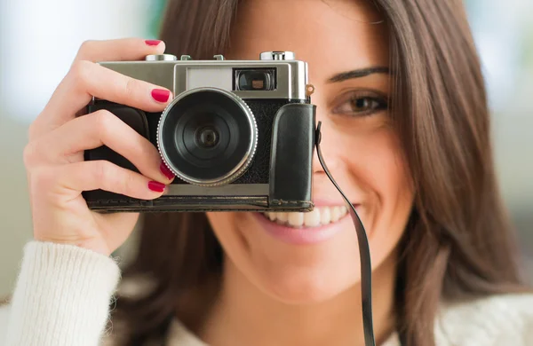 Young Woman Capturing Photo — Stock Photo, Image