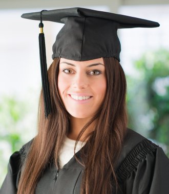 mutlu lisansüstü kadın portresi