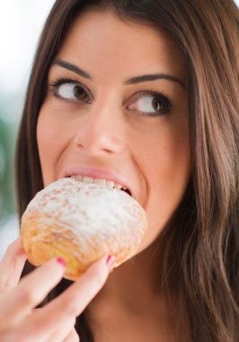 Kahvaltı yapıyor kadın