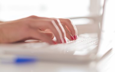 El üstünde Laptop