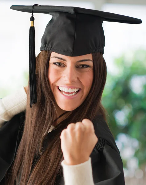 Retrato de feliz mulher graduada — Fotografia de Stock