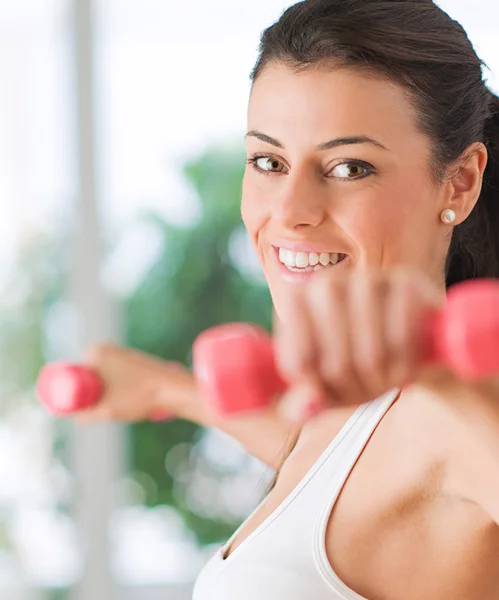 Femme faisant de l'exercice avec haltères — Photo