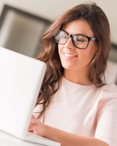 Jovem mulher usando laptop — Fotografia de Stock