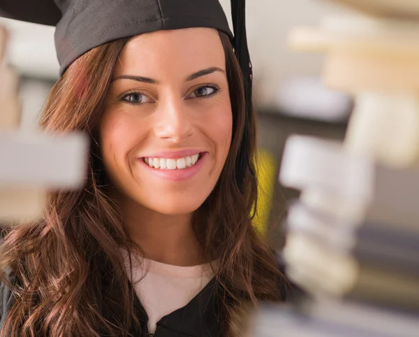 Retrato de mujer graduada feliz — Foto de Stock