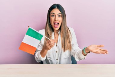 Genç İspanyol kadın İrlanda bayrağını elinde tutarak zaferi mutlu bir gülümsemeyle kutluyor ve kazanan el kaldırarak ifade ediyor. 