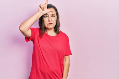 Orta yaşlı İspanyol kadın gündelik kıyafetler giyiyor. Alnında parmakları olan insanlarla dalga geçiyor. Ezik hareketler yapıyor, alay ediyor ve hakaret ediyor.. 