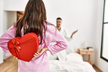 Genç İspanyol kadın yatak odasında sevgilisine sevgililer günü hediyesiyle sürpriz yapıyor..