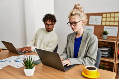 Ofiste çalışan ve casusluk yapan bir iş ortağı..