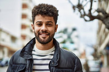 Kasabada gülümseyen genç bir Arap.