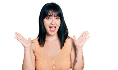 Latin kökenli genç ve iri yarı bir kadın çılgın kutlamalar yapıyor ve başarıya hayret ediyor. Kolları açık, gözleri açık heyecanla haykırıyor. Kazanan konsept 