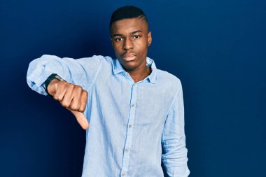 Genç Afro-Amerikalı sıradan kıyafetler giyen mutsuz, kızgın, reddedilmiş ve olumsuz hareketler yapan genç bir adam. kötü ifade. 