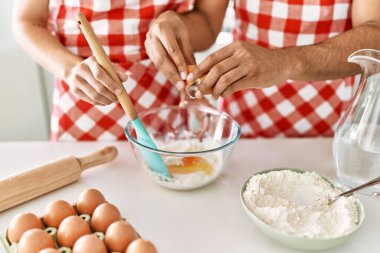 Mutfakta ev yapımı ekmek yapmak için malzemeleri karıştıran eller pişirin..