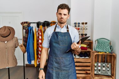 Perakende mağazasının müdürü olarak çalışan yakışıklı genç adam sıkıntılı ve endişeli, sinirli ve korkmuş. hüzünlü ifade. 