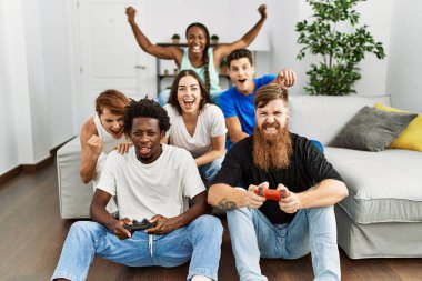 Evde oyun oynarken gülümseyen bir grup genç arkadaş..