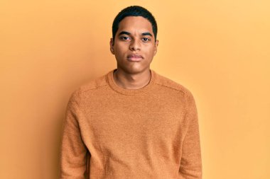 Sıradan bir kazak giyen genç, yakışıklı İspanyol adam yüzünde ciddi bir ifadeyle rahatlamış. Basit ve doğal bir şekilde kameraya bakıyorsun.. 