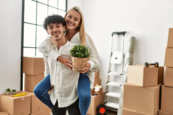 Young Man Holding Woman His Back New Home — Stock Photo, Image