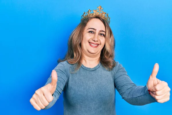 시대에 왕관을 손으로 긍정적 행동을 승인하는 여성이 웃으며 성공을 축하하고 — 스톡 사진
