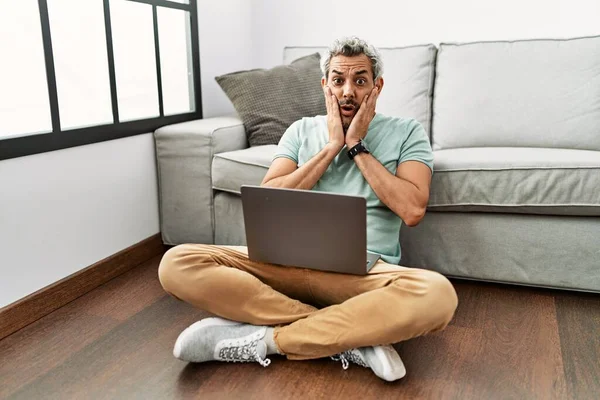 Homem Hispânico Meia Idade Usando Laptop Sentado Chão Sala Estar — Fotografia de Stock