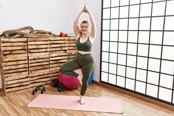 Jeune Rousse Femme Souriant Entraînement Confiant Yoga Centre Sportif — Photo