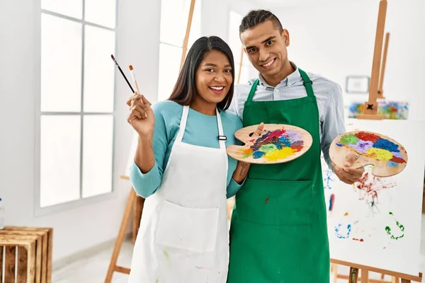 Young Latin Painter Couple Smiling Happy Holding Paintbrush Palette Art — Stock Photo, Image