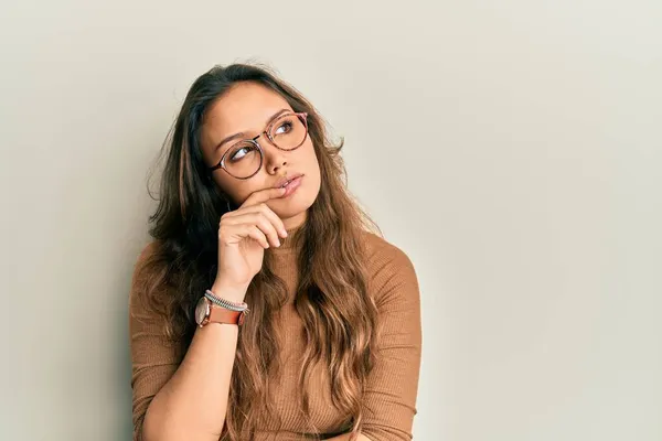 Young Hispanic Girl Wearing Casual Clothes Glasses Hand Chin Thinking — Stock Photo, Image