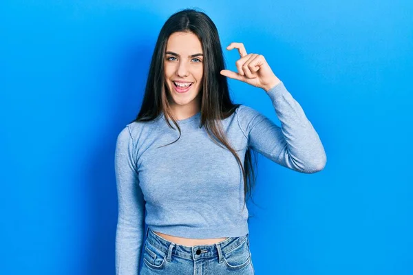Junge Brünette Teenager Lässigem Pullover Lächelnd Und Selbstbewusst Gestikulierend Mit — Stockfoto