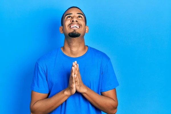 Jovem Afro Americano Vestindo Camisa Azul Casual Implorando Orando Com — Fotografia de Stock