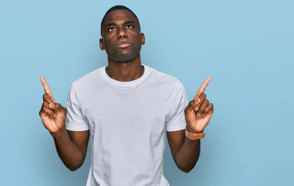 Jeune Homme Afro Américain Portant Shirt Blanc Décontracté Pointant Vers — Photo