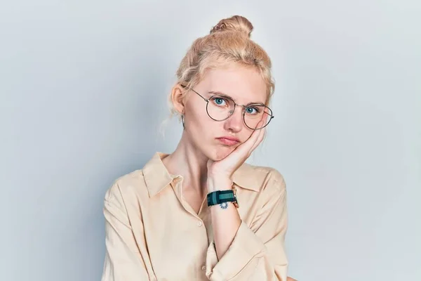 Sarışın Rahat Bakışlı Gözlüklü Güzel Beyaz Kadın Kollarını Kavuşturup Depresyondan — Stok fotoğraf
