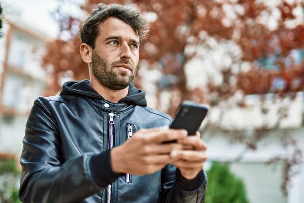 Handsome Hispanic Man Beard Serious Face Outdoors Using Smartphone — Stock Photo, Image