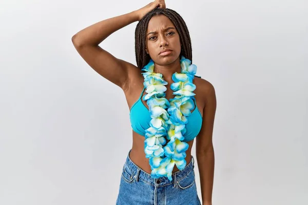 Saçları Bikini Hawaii Zambağı Takan Afro Amerikalı Genç Bir Kadın — Stok fotoğraf