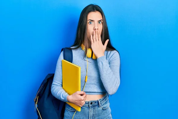 Joven Adolescente Morena Con Mochila Estudiantil Auriculares Cubriendo Boca Con —  Fotos de Stock