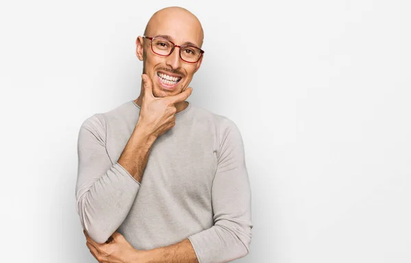 Uomo Calvo Con Barba Che Indossa Abiti Casual Occhiali Guardando — Foto Stock