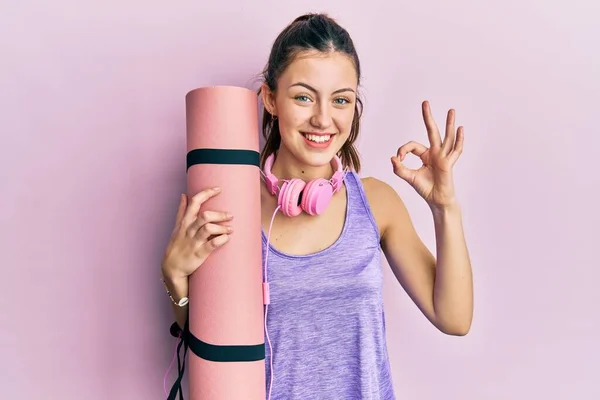 Genç Esmer Kadın Yoga Minderi Tutuyor Parmaklarıyla Imza Atıyor Gülümsüyor — Stok fotoğraf