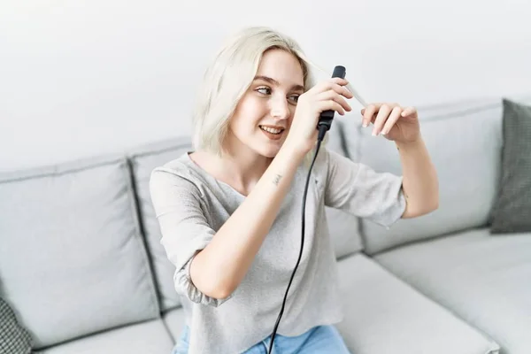 Mulher Branca Jovem Sorrindo Confiante Usando Ferro Cabelo Casa — Fotografia de Stock