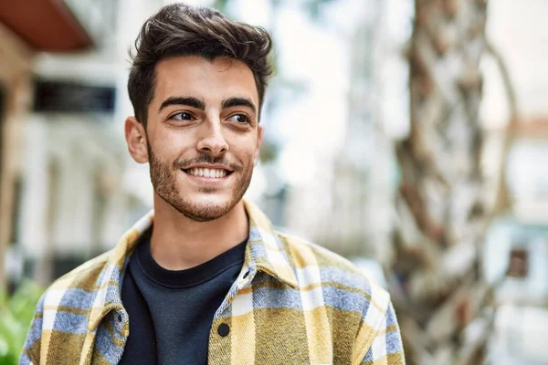 Knappe Spaanse Man Glimlachend Vol Vertrouwen Naar Stad — Stockfoto