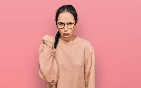 Mladá Hispánka Oblečená Neformálním Oblečení Brýlích Vztekle Šíleně Zvedala Pěsti — Stock fotografie