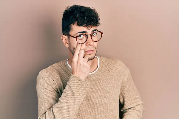 Mladý Hispánec Neformálním Oblečení Brýlích Ukazuje Oko Dívá Jak Gestikuluješ — Stock fotografie