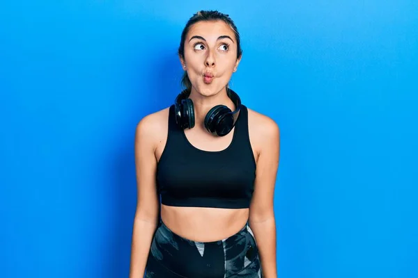 Hermosa Mujer Hispana Vistiendo Ropa Gimnasia Usando Auriculares Haciendo Cara —  Fotos de Stock