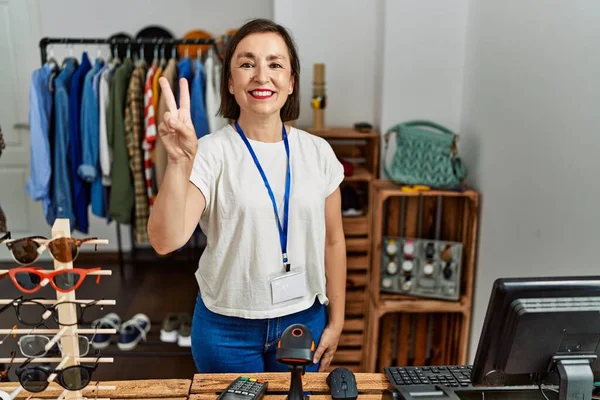 Gyönyörű Középkorú Spanyol Aki Üzletvezetőként Dolgozik Kiskereskedelmi Butikban Második Ujjal — Stock Fotó
