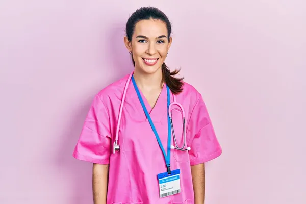 Genç Esmer Kadın Doktor Üniforması Giyiyor Steteskop Takıyor Yüzünde Mutlu — Stok fotoğraf
