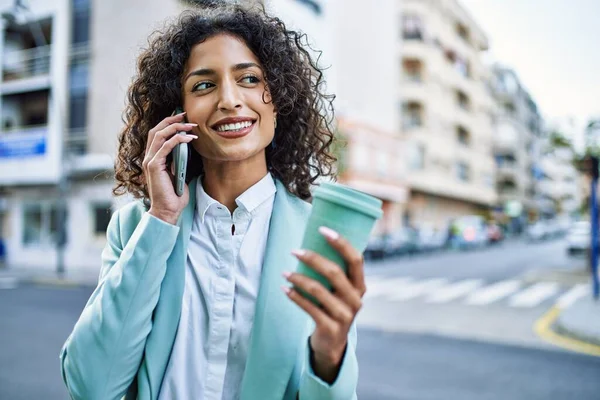 Ung Latinamerikansk Affärskvinna Bär Professionell Ser Leende Säker Staden Talar — Stockfoto