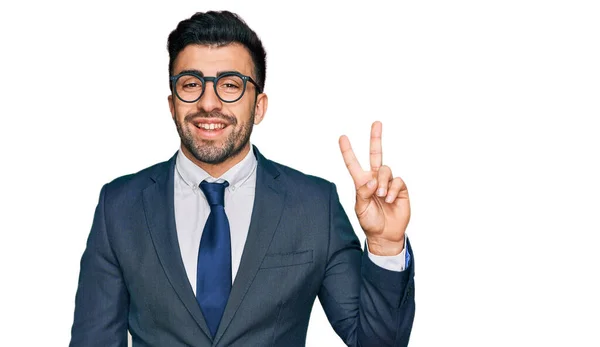 Ein Spanischer Mann Mit Bart Business Anzug Und Krawatte Lächelt — Stockfoto